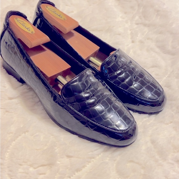 8.5 black Clark’s patent leather loafer with shoe stretcher - Picture 1 of 5